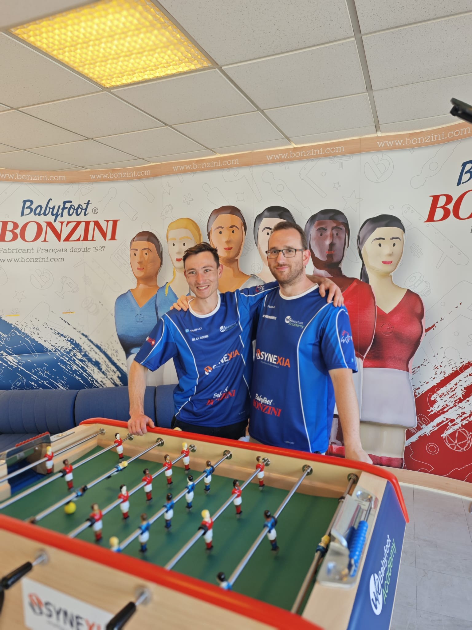 Équipes en train de jouer au babyfoot Bonzini en entreprise